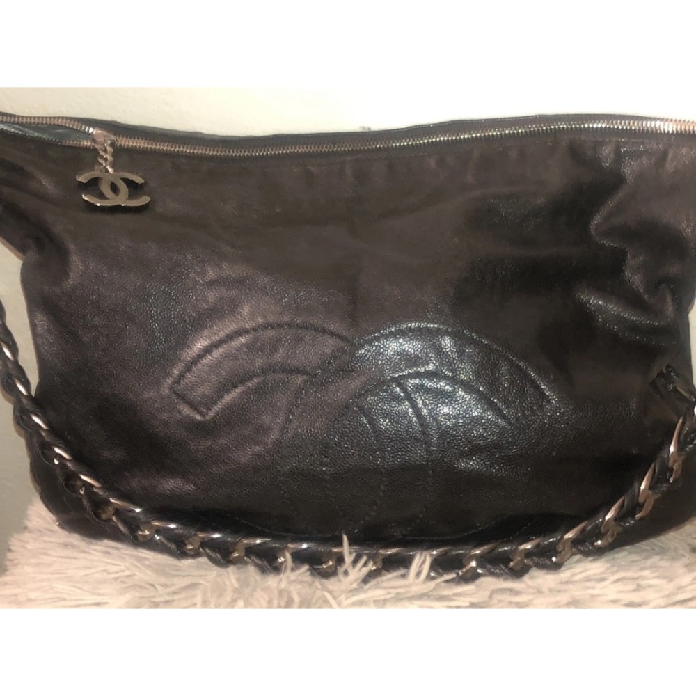 CHANEL Black Leather Quilted Shoulder Bag with Chain-Detail Strap